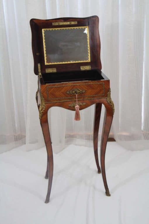 Napoleon III Side Table- mirror- styylish
