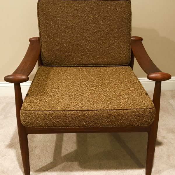 Mid Century Lounge Chair- front- styylish