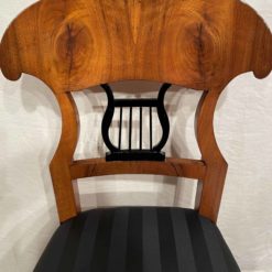 Biedermeier Walnut chair- detail of the backrest- styylish