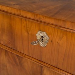 Biedermeier cherry chest of drawers- detail of the escutcheon- Styylish