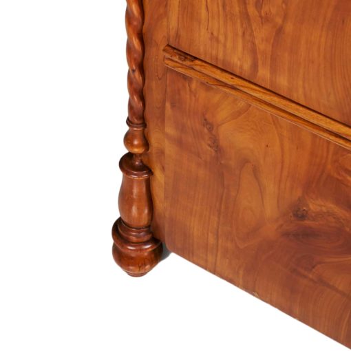 Biedermeier cherry chest of drawers- detail of the lower left corner- Styylish