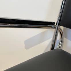 Bauhaus Cantilever Armchair - Black Lacquer Armrest Detail - Styylish