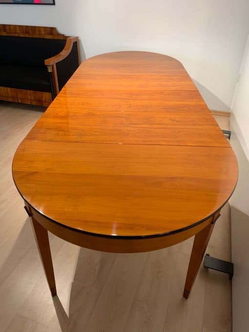Round Expandable Dining Table - Top Wood Detail - Styylish