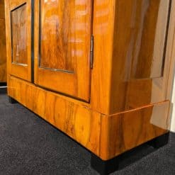 Biedermeier Bookcase with Walnut Veneer - Bottom Wood Grain Detail - Styylish