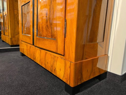 Biedermeier Bookcase with Walnut Veneer - Bottom Wood Grain Detail - Styylish