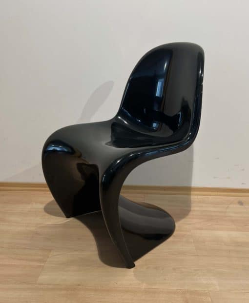 Space Age Cantilever Chair - Black Exterior - Styylish