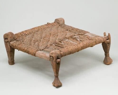 Explora la historia de los taburetes antiguos, antiguos y antiguos para inspirarte en tu próxima compra de muebles.