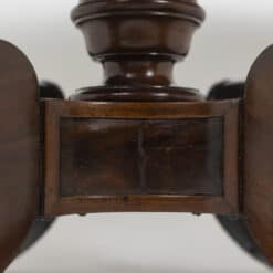 Mahogany Dining Table - Wood Detail - Styylish