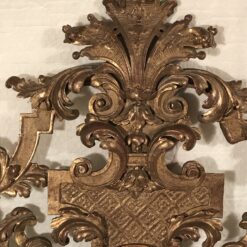 Gilt Wood Mirror - Head Closeup - Styylish