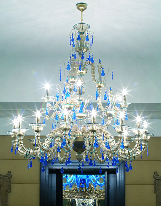 This type of chandelier, made entirely by hand, required special worked by glassmakers because of the arms formed by many small pieces of glass