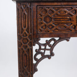 Chippendale-style mahogany table - Wooden Detail - Styylish