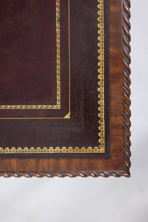 Chippendale-style mahogany table - Top Plate Detail - Styylish