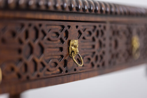 Chippendale-style mahogany table - Lion Detail - Styylish