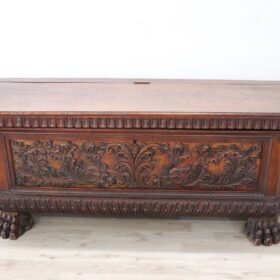 Renaissance Style Blanket Chest in Oak Wood