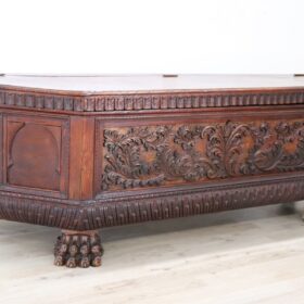 Renaissance Style Blanket Chest in Oak Wood