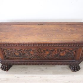 Renaissance Style Blanket Chest in Oak Wood