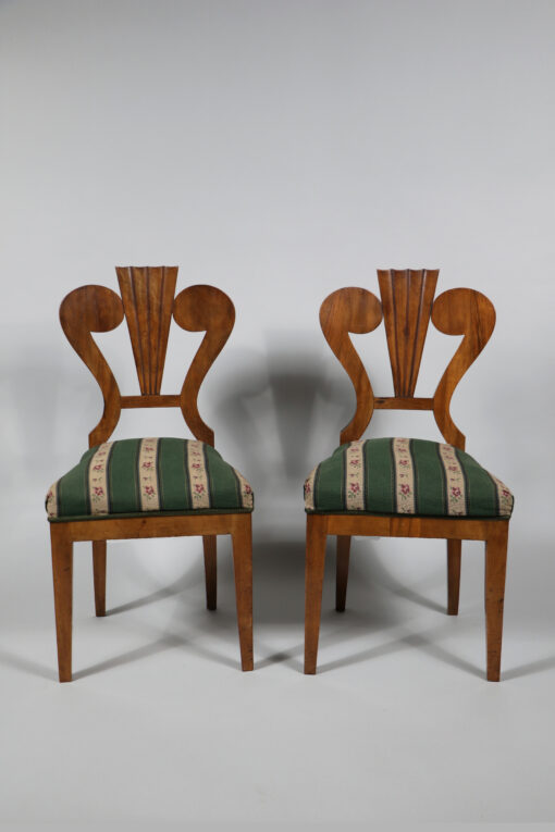 Fine Pair of Biedermeier Walnut Chairs. Vienna, c. 1825. - Image 4
