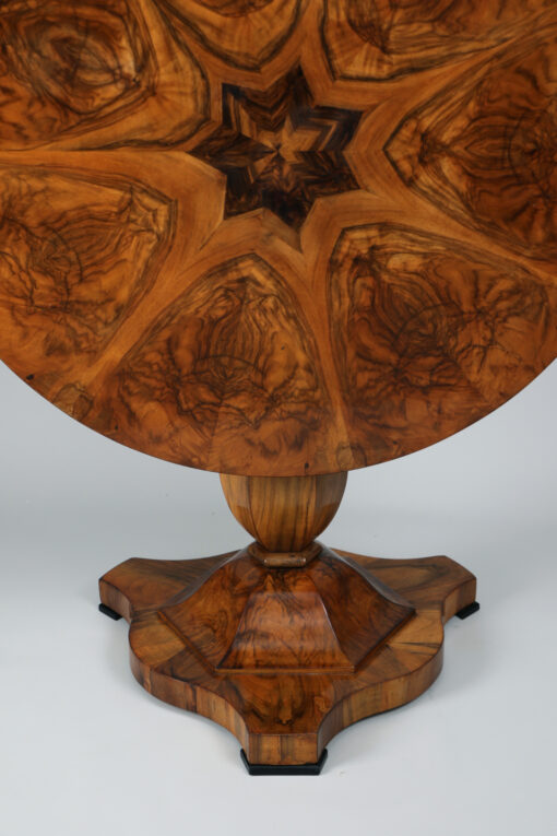 Fine Biedermeier Walnut Table, Vienna, c. 1825. - Image 3