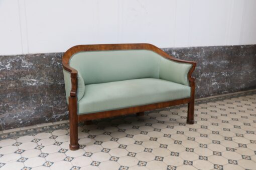 19th Century Fine Biedermeier Walnut Sofa, Vienna, c. 1825. - Image 2