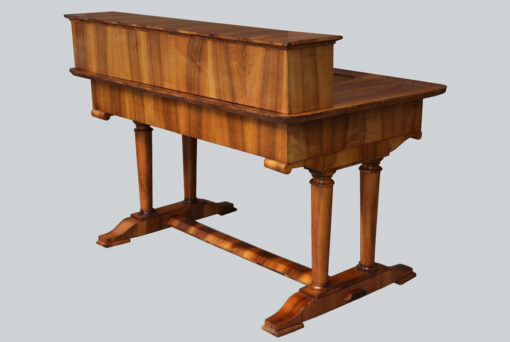 19th Century Fine Biedermeier Walnut Desk. Vienna, c. 1825. - Image 3