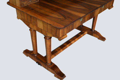 19th Century Fine Biedermeier Walnut Desk. Vienna, c. 1825. - Image 4