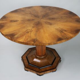 Fine Biedermeier Walnut Table. Vienna, c. 1825.