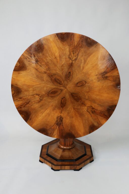 Fine Biedermeier Walnut Table. Vienna, c. 1825. - Image 3