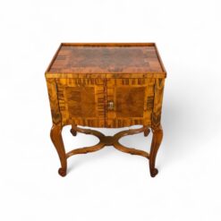 small Baroque Cabinet with two doors, walnut veneer. - Styylish