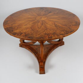 19th Century Fine Biedermeier Walnut Table. Vienna, c. 1825.