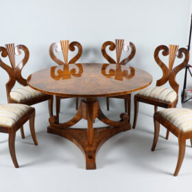 19th Century Fine Biedermeier Walnut Table. Vienna, c. 1825.