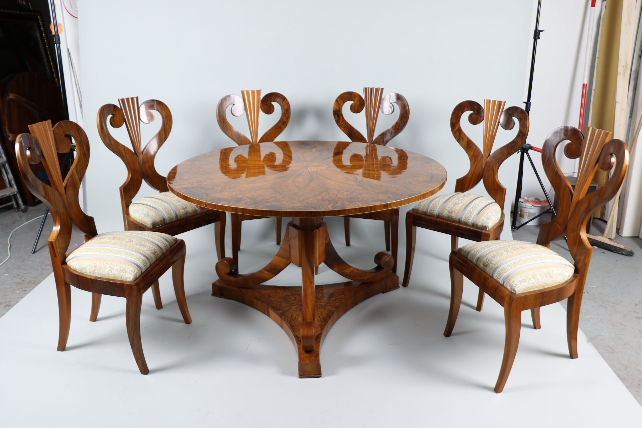 19th Century Fine Biedermeier Walnut Table. Vienna, c. 1825. - Image 6