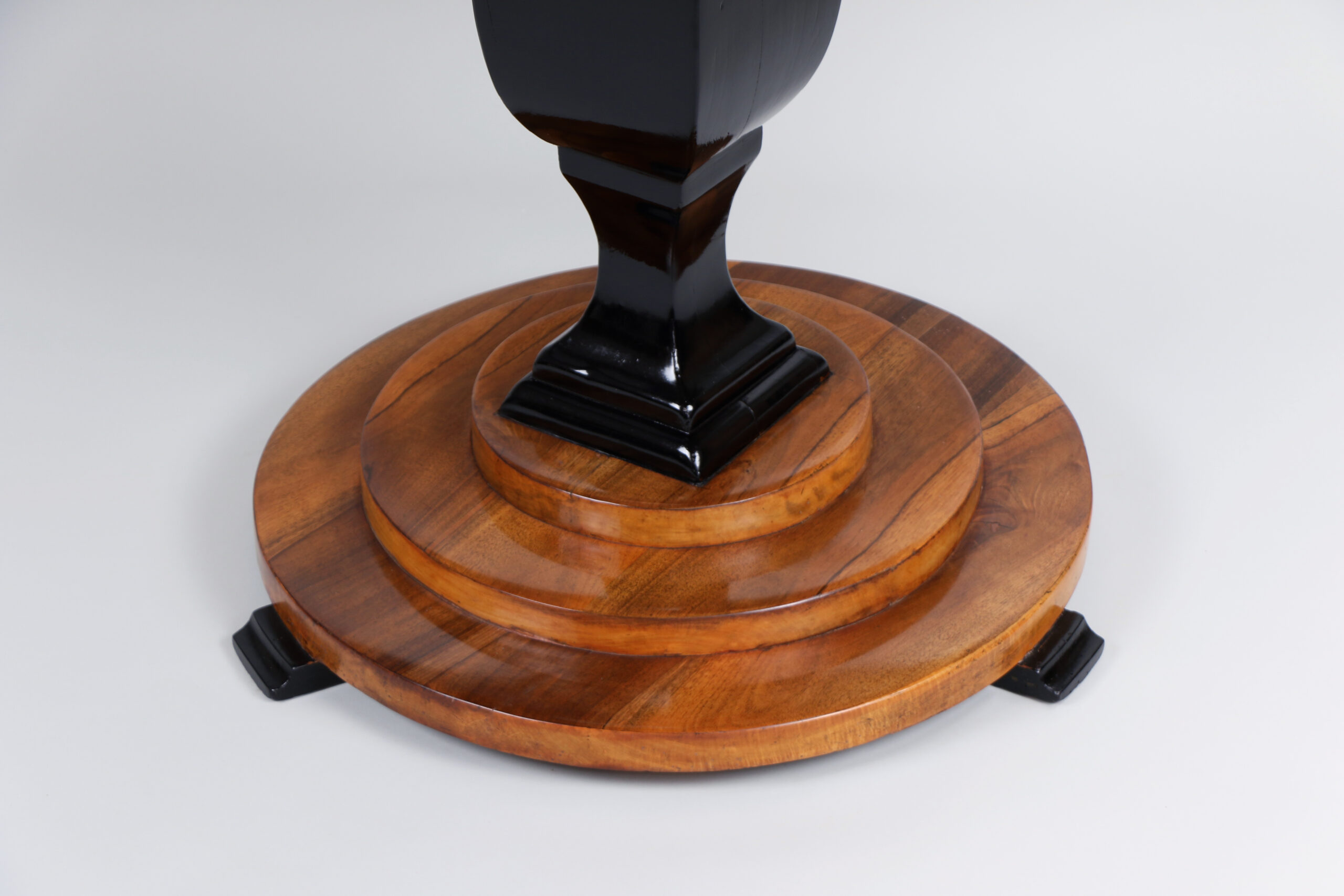 19th Century Fine Biedermeier Walnut Table. Vienna, c. 1825. - Image 4