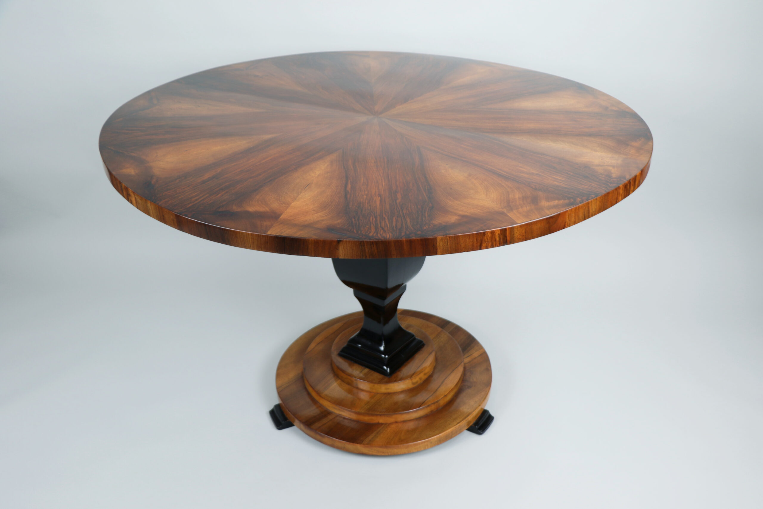 19th Century Fine Biedermeier Walnut Table. Vienna, c. 1825. - Image 9