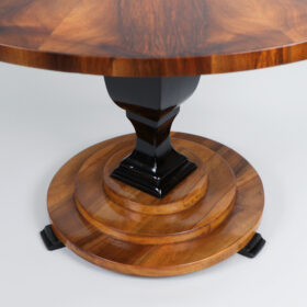 19th Century Fine Biedermeier Walnut Table. Vienna, c. 1825.