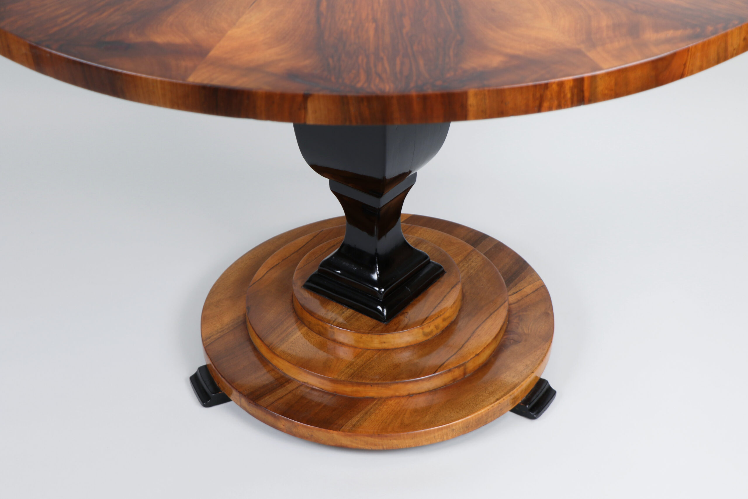 19th Century Fine Biedermeier Walnut Table. Vienna, c. 1825. - Image 5