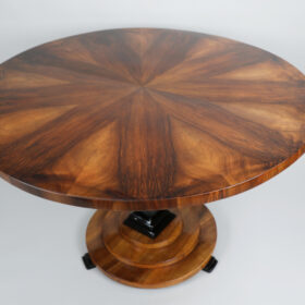 19th Century Fine Biedermeier Walnut Table. Vienna, c. 1825.