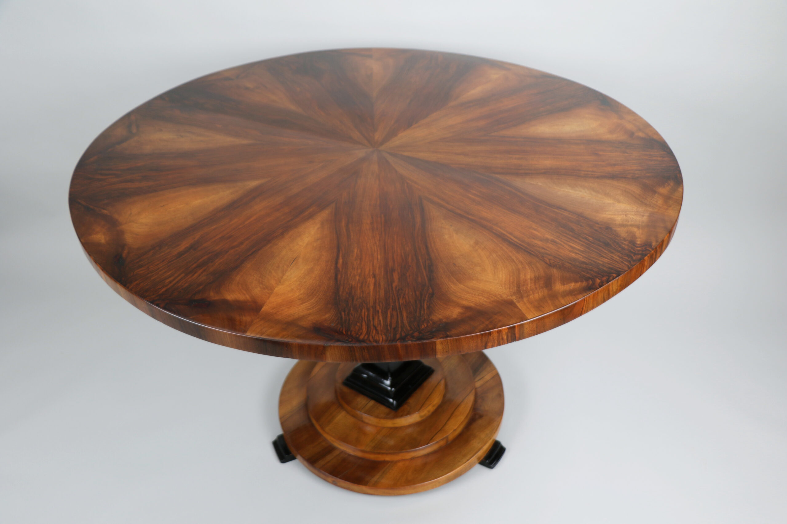 19th Century Fine Biedermeier Walnut Table. Vienna, c. 1825. - Image 3
