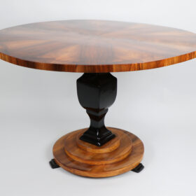 19th Century Fine Biedermeier Walnut Table. Vienna, c. 1825.