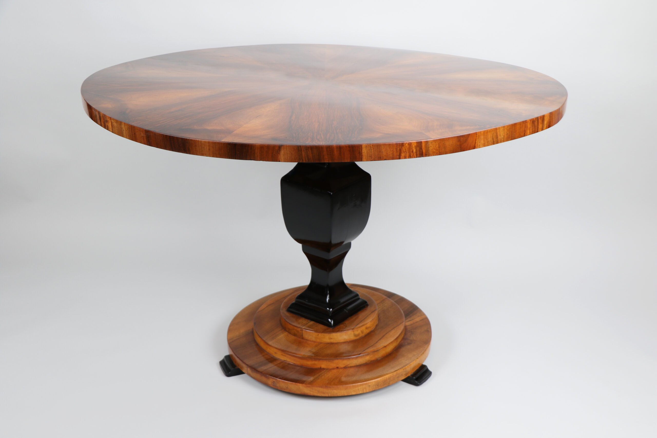 19th Century Fine Biedermeier Walnut Table. Vienna, c. 1825. - Image 6