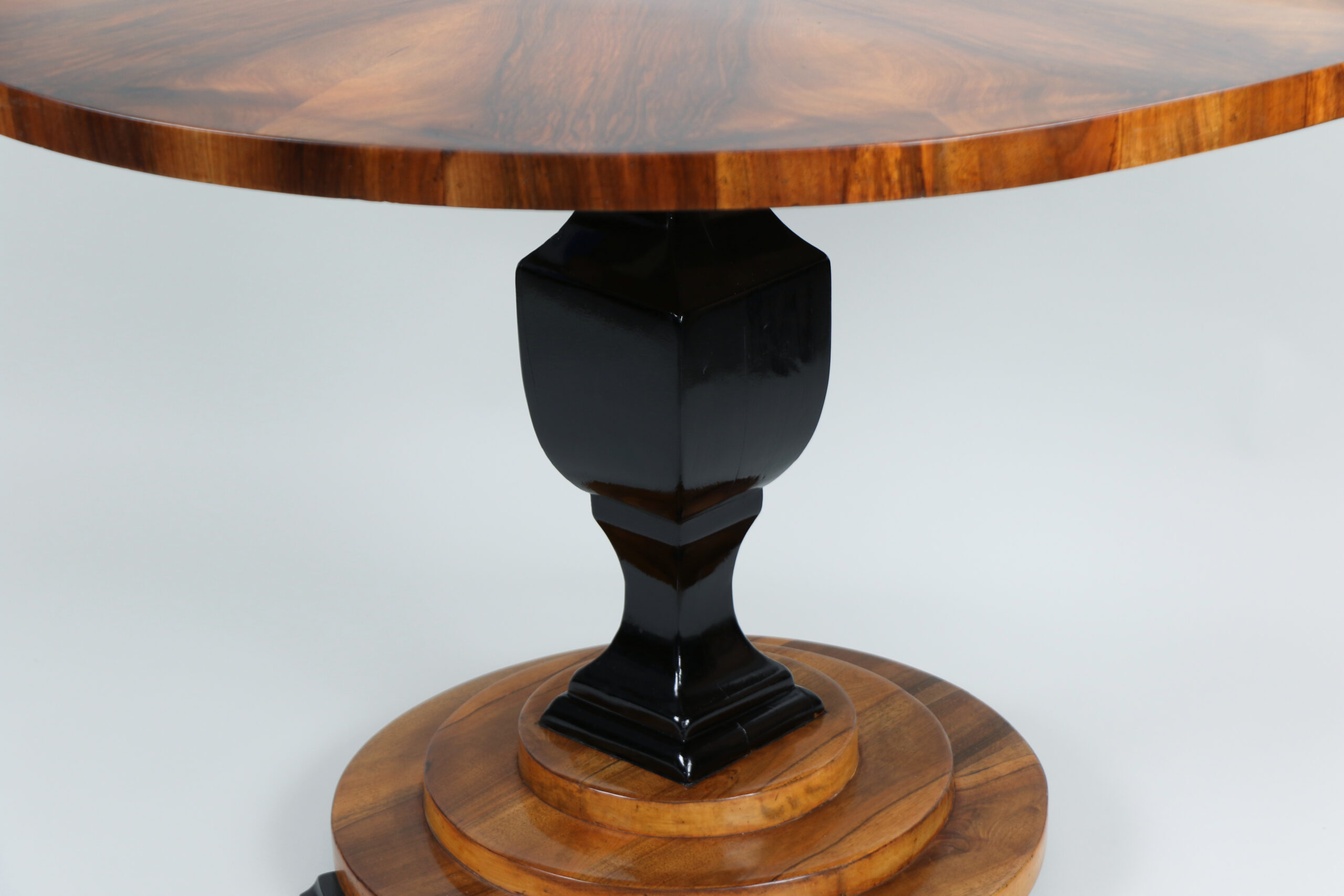 19th Century Fine Biedermeier Walnut Table. Vienna, c. 1825. - Image 7