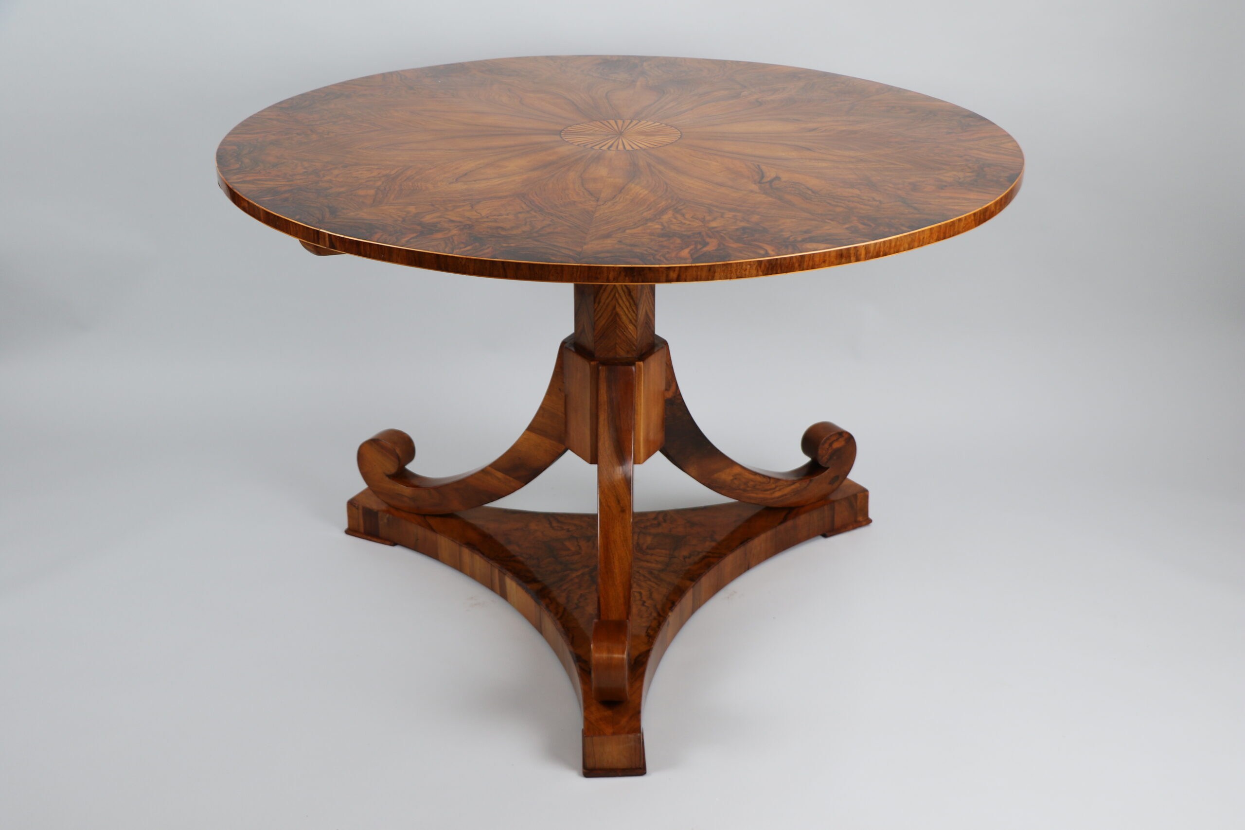 19th Century Fine Biedermeier Walnut Table. Vienna, c. 1825. - Image 2