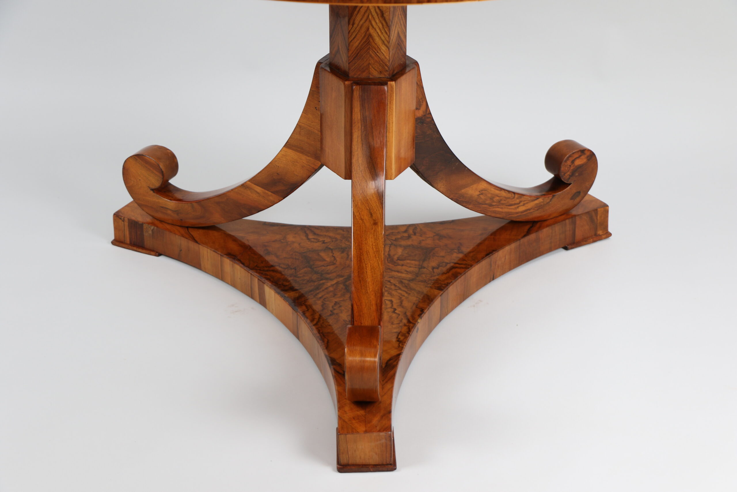 19th Century Fine Biedermeier Walnut Table. Vienna, c. 1825. - Image 8