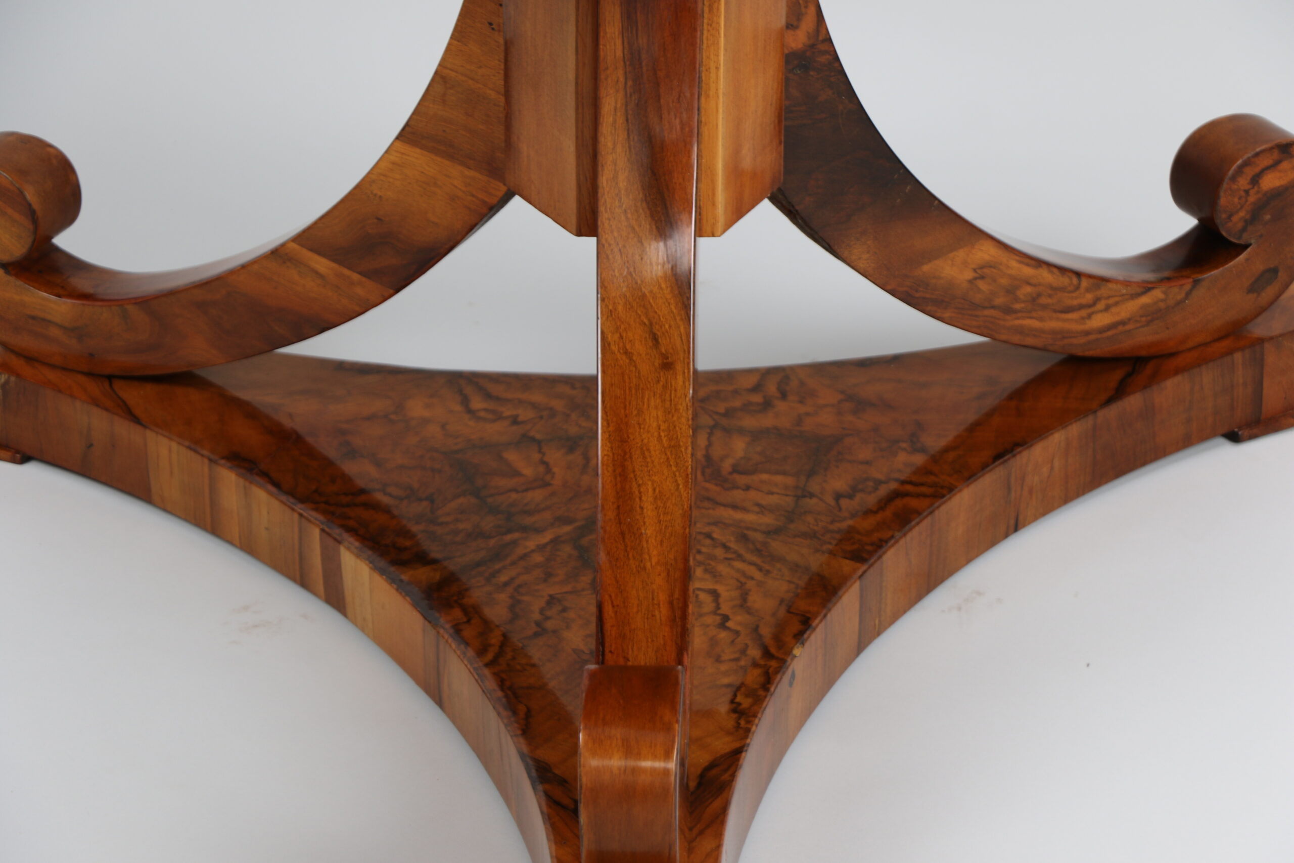 19th Century Fine Biedermeier Walnut Table. Vienna, c. 1825. - Image 7
