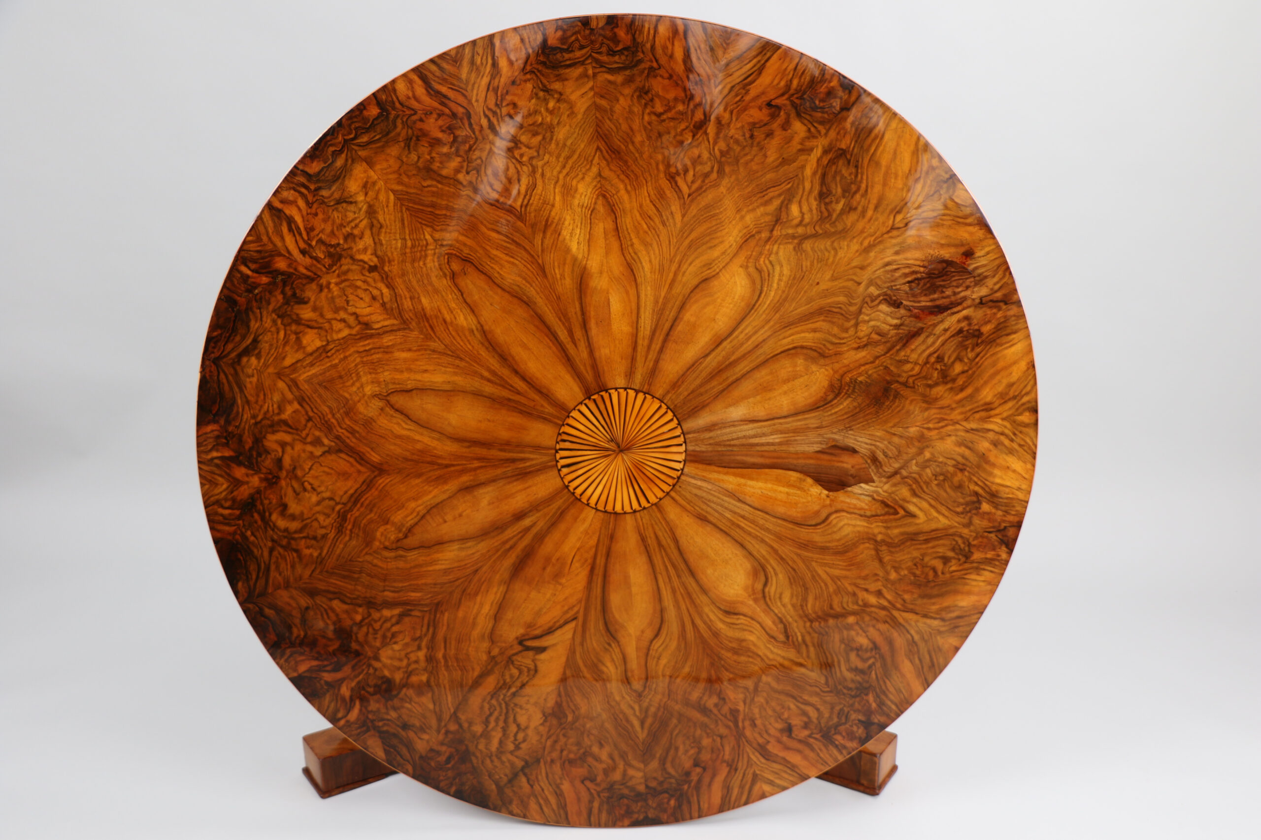 19th Century Fine Biedermeier Walnut Table. Vienna, c. 1825. - Image 3