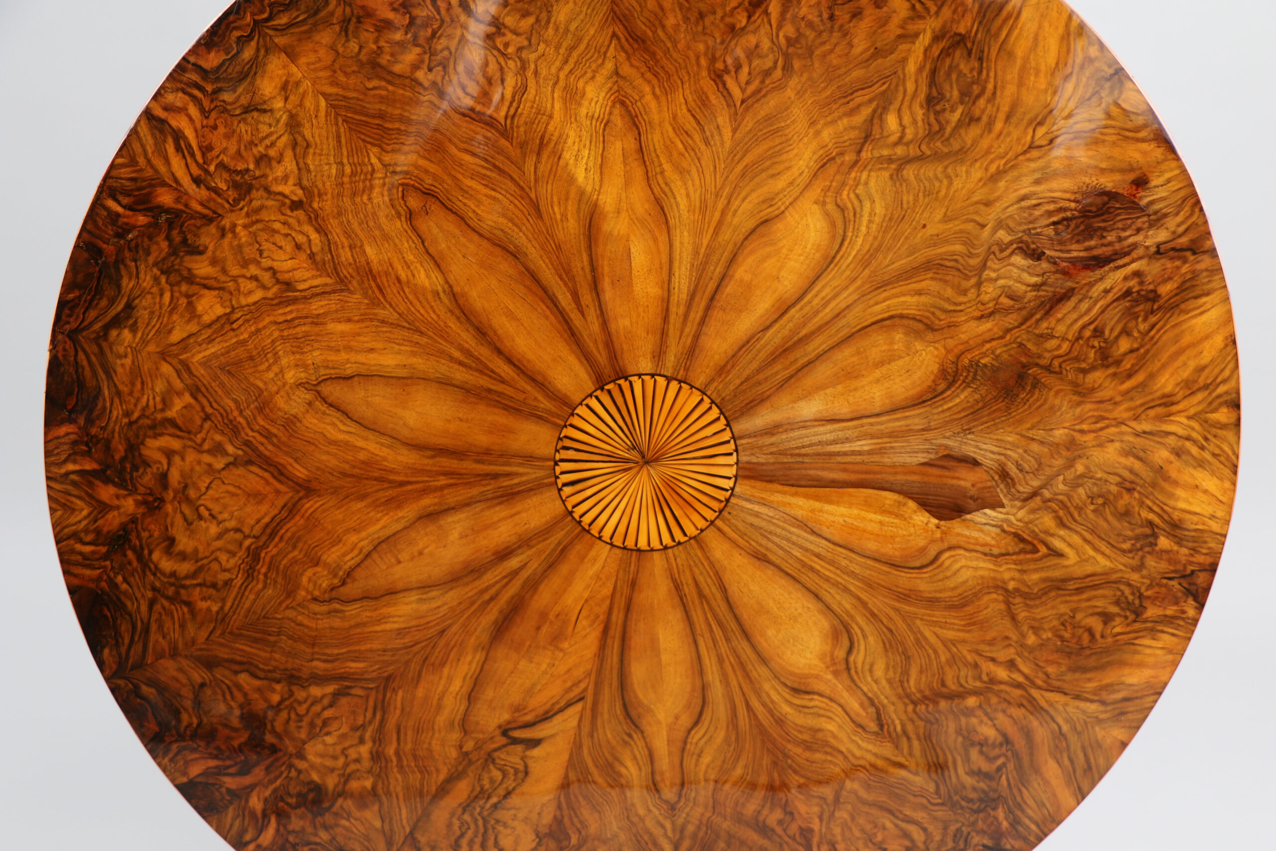 19th Century Fine Biedermeier Walnut Table. Vienna, c. 1825. - Image 5