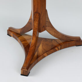 Viennese Biedermeier Walnut Table, Vienna circa 1825