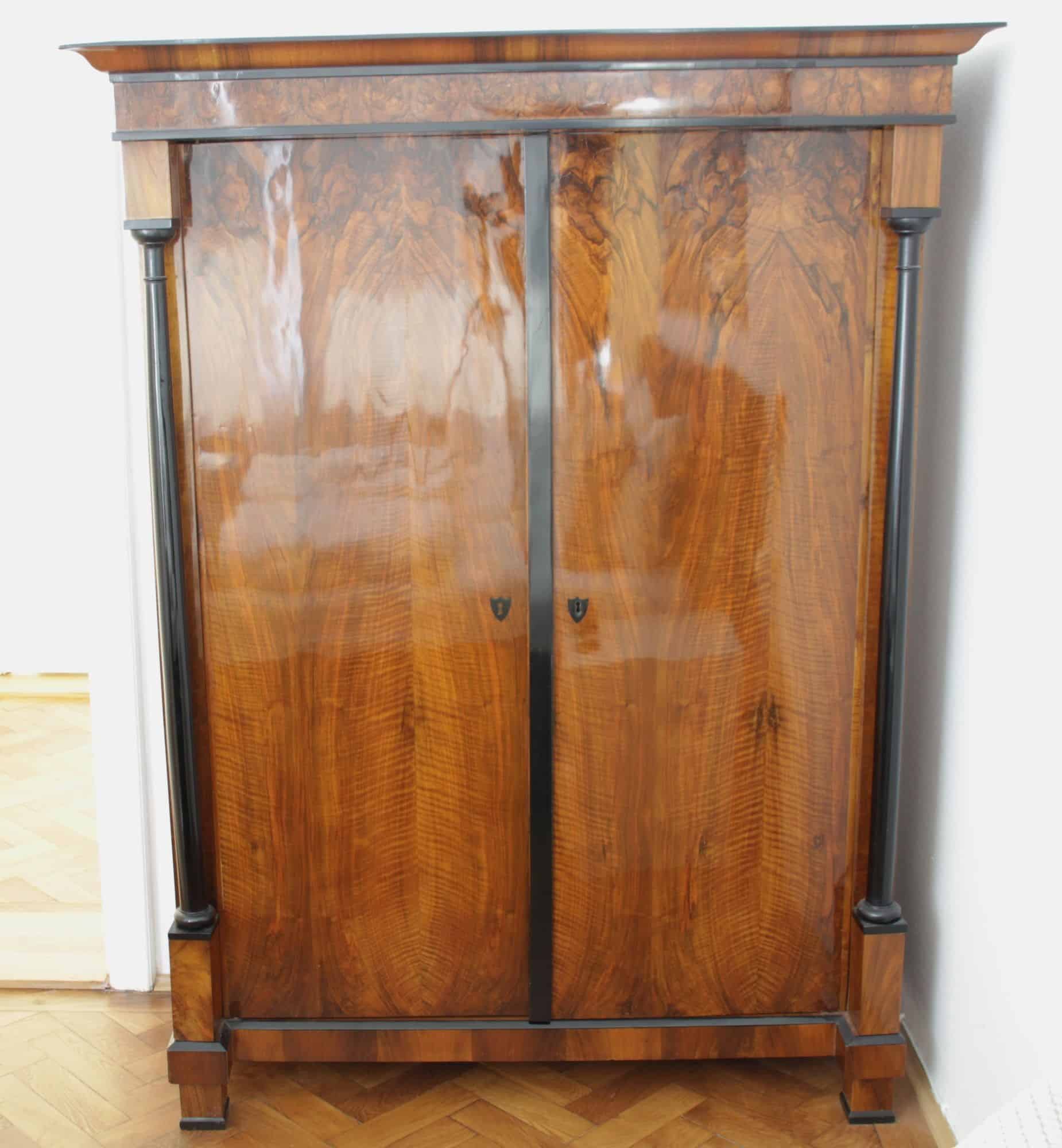 Neoclassical Early Biedermeier Armoire, Walnut Veneer and Full Columns, Austria, circa 1820 - Image 3