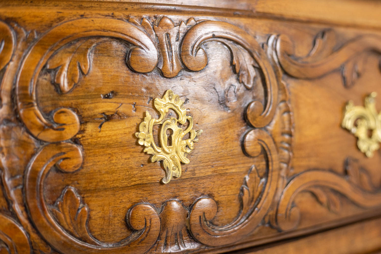 Curved Antique Chest of Drawers, known as a Nîmoise, 18th century. - Image 6