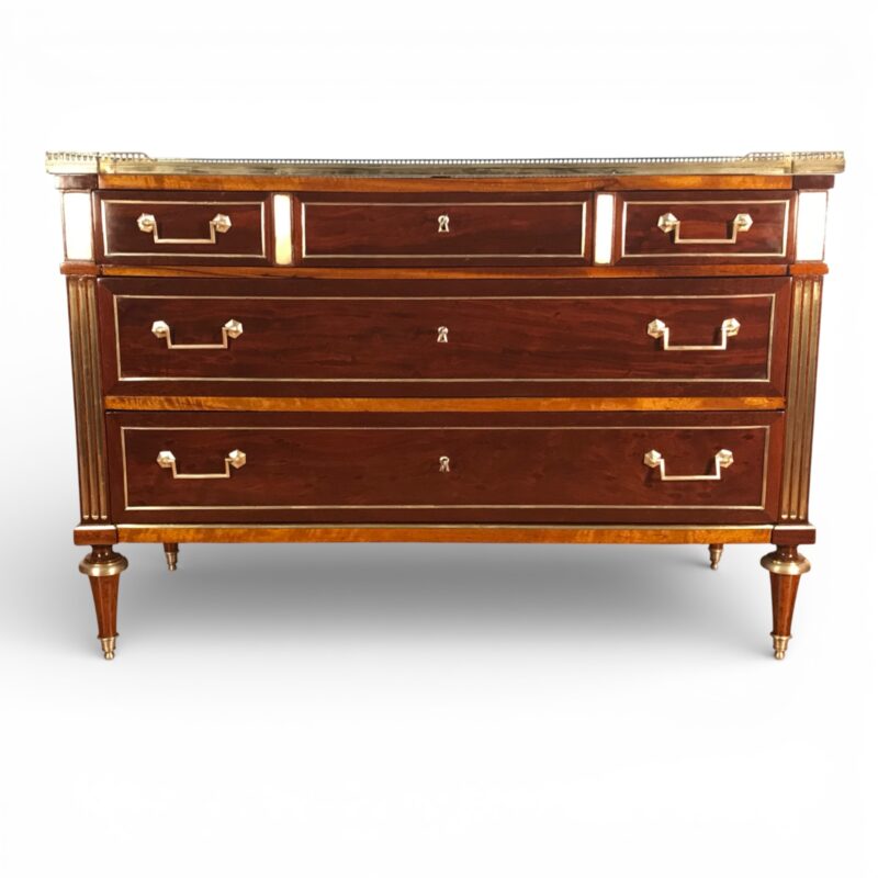Louis XVI chest of drawers with mahogany veneer and brass details- Styylish