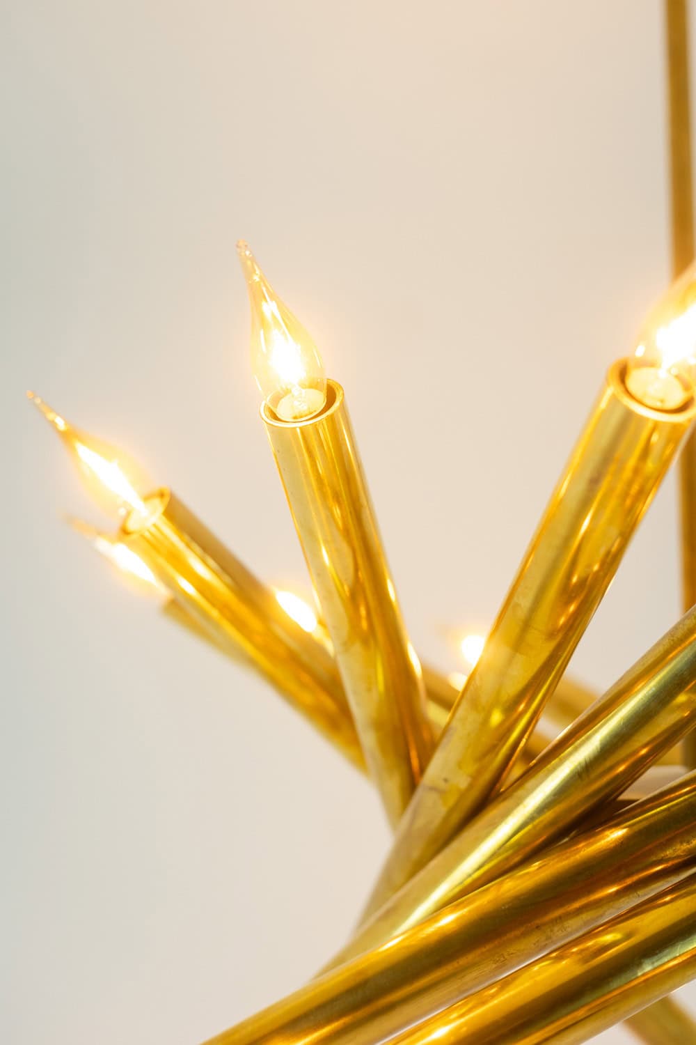 Pair of 24-Light Italian Chandeliers in Patinated Brass, 1980s. - Image 4